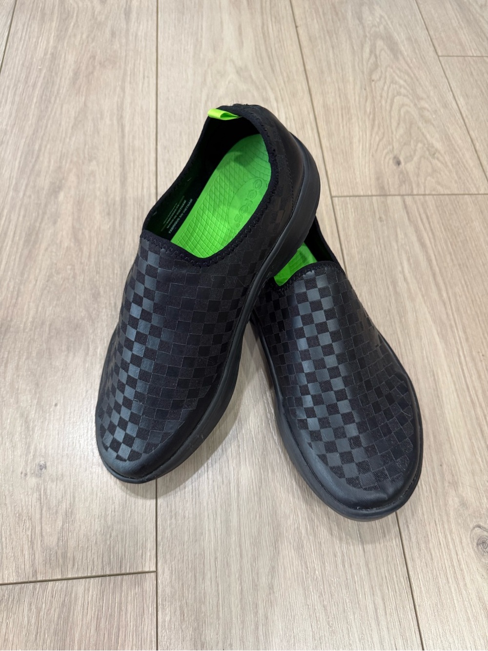 OOFOS Men's Black Checkered Slip-On with Green Insole
